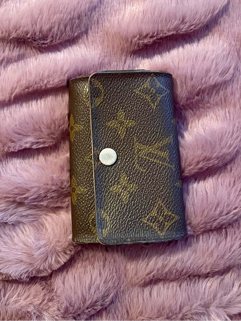 Louis Vuitton Monogram 6 Key Card Holder in Brown canvas with Fuchsia interior